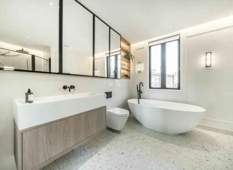 Five Bedroom House with Modern Amenities and Private Garden