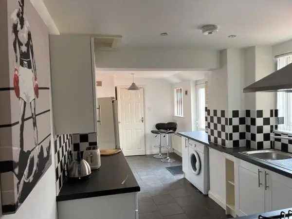 4 bedroom end of terrace house to rent