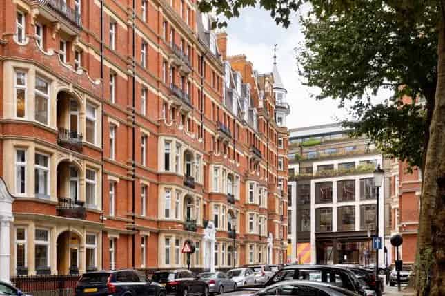 5 Bedroom Flat for Sale in Iverna Court London W8