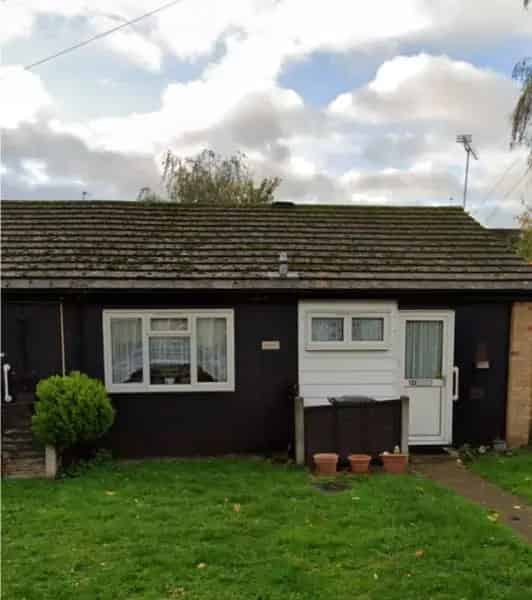 One Bed Bungalow Newly Refurbished Garden Parking