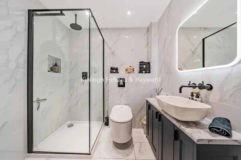 Three Bedroom Apartment with Private Garden