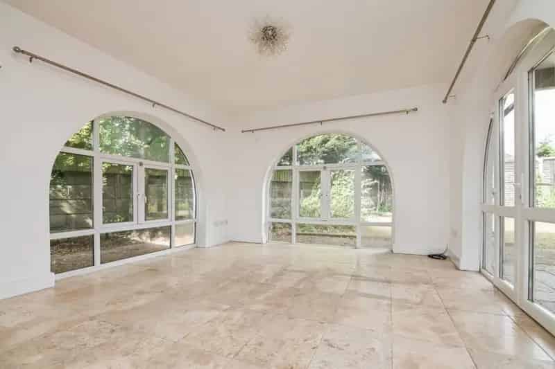 3 Bedroom Detached Bungalow Near Bus Links