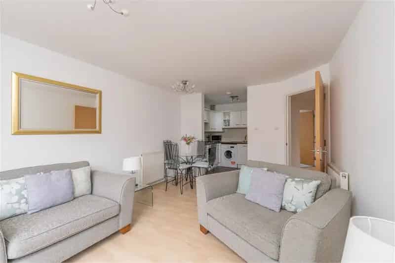 2 Bed Flat Easter Road Edinburgh - 3rd Floor with Parking