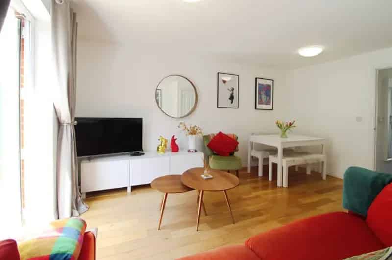 2 Bedroom Terrace House in Penylan with Detached Garage