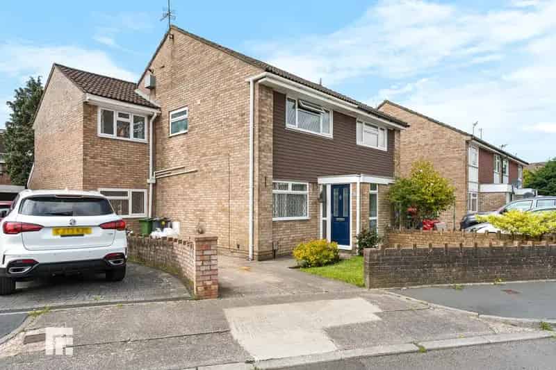 3 Bedroom Semi Detached House For Sale No Chain