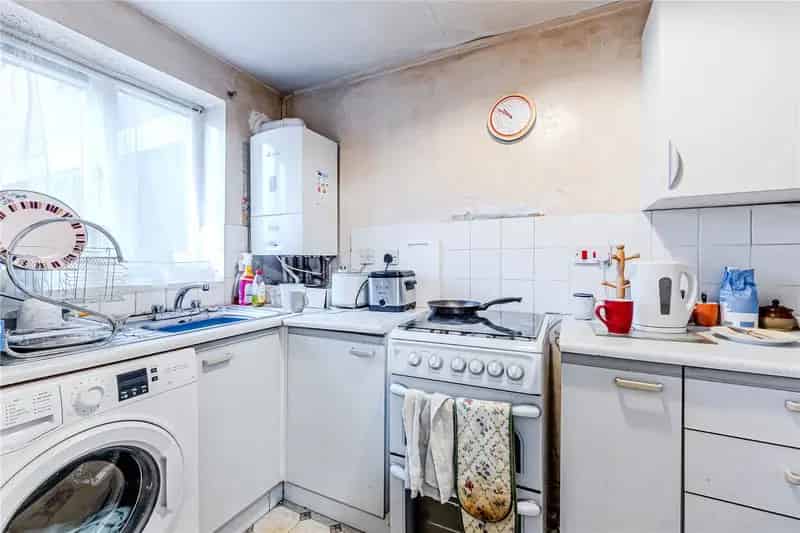 2 Bed Ground Floor Apartment Yeadon Chain Free Great Transport Links