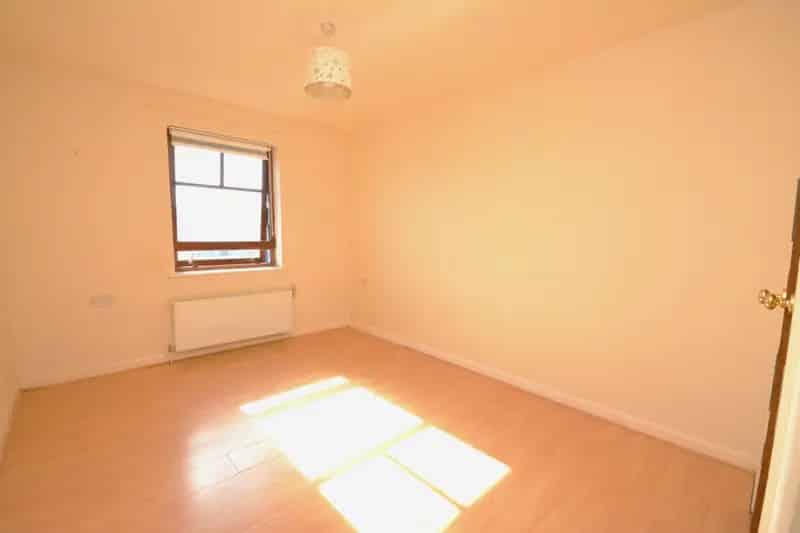 Modern Top Floor Flat near Falkirk Rail Stations