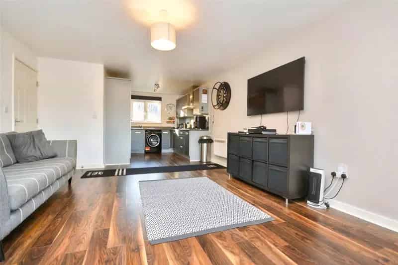 Two Bedroom First Floor Apartment with Parking and En Suite