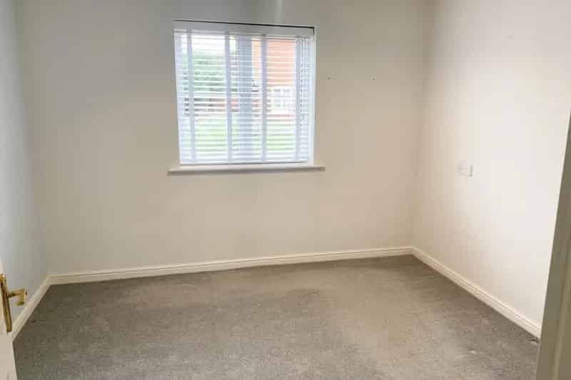 2 Bed Ground Floor Apartment with Parking and Garage