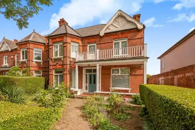 3 Double Bed Lateral Apartment for Sale in London NW6