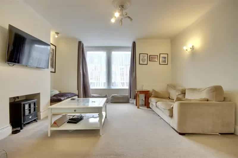 3 Bedroom Terraced House with Outbuilding to Rent