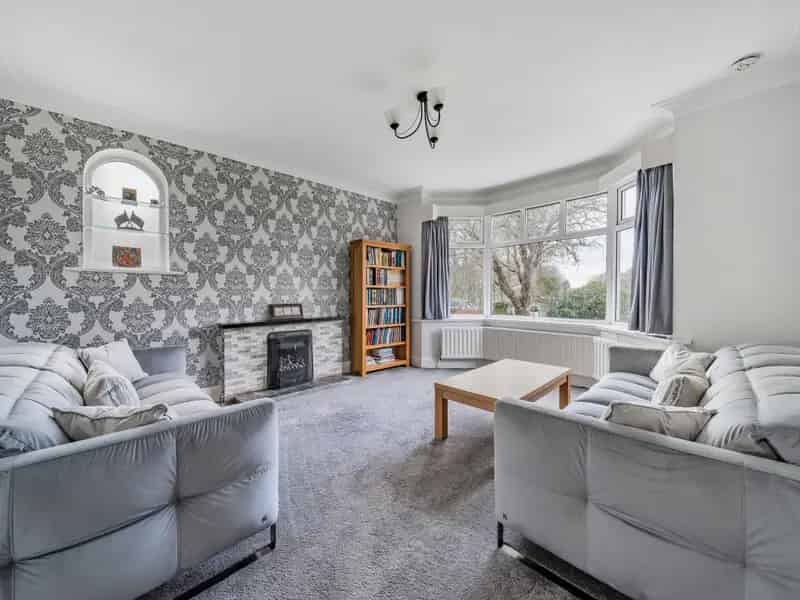 5-6 Bed Detached House Stunning Park Views Large Family Home