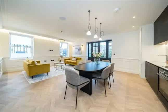 Semi Detached House for Sale in Clapham SW4