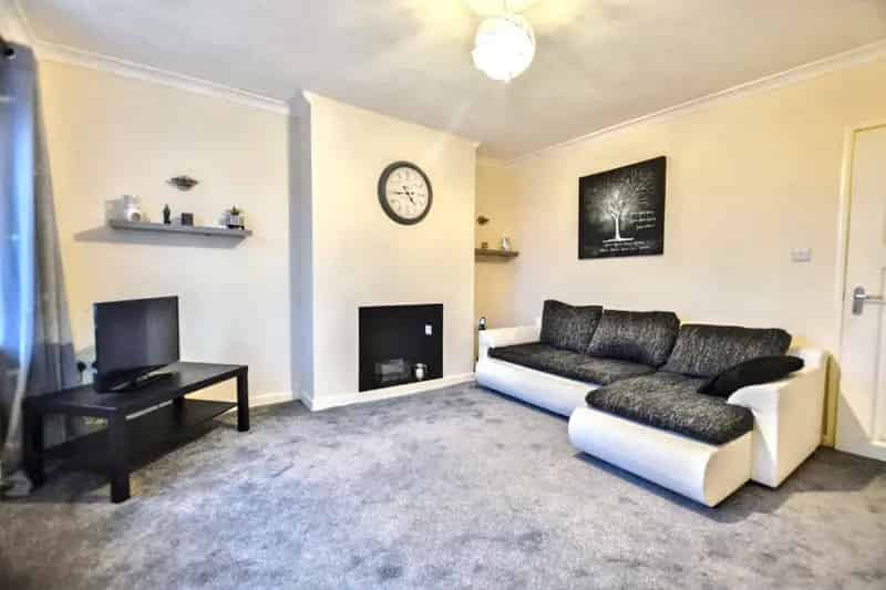 3 Bed End Terrace House with Garden Parking and Garage No Onward Chain