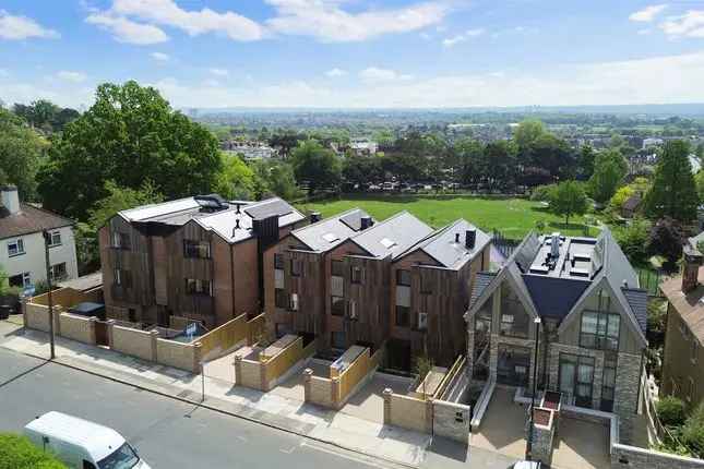 Modern 4-Bedroom House in West Wimbledon