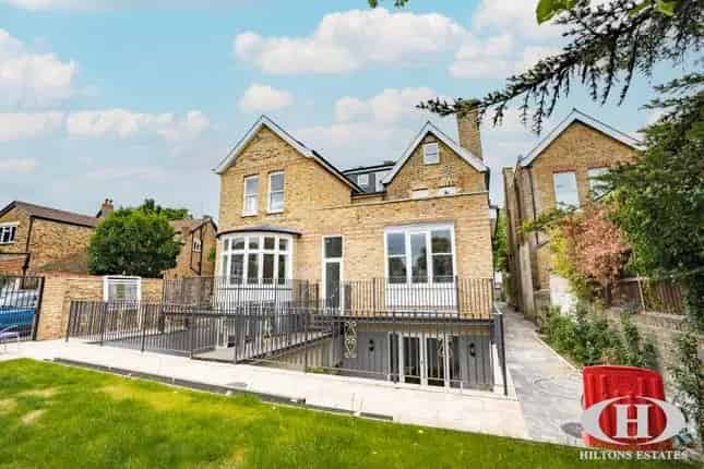Luxury Detached House Apartments near Ealing Broadway