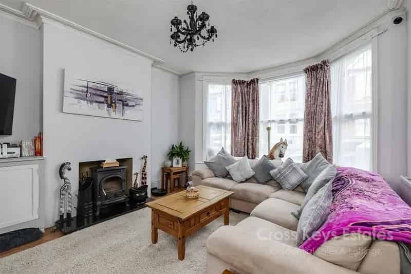 3 Bedroom Period Mid Terrace House To Rent