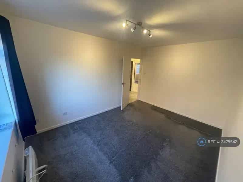 2 Bedroom Flat for Professional Couple or Single Person