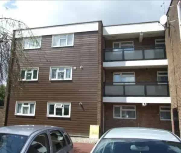2 Bedroom Flat with Large Kitchen and Parking