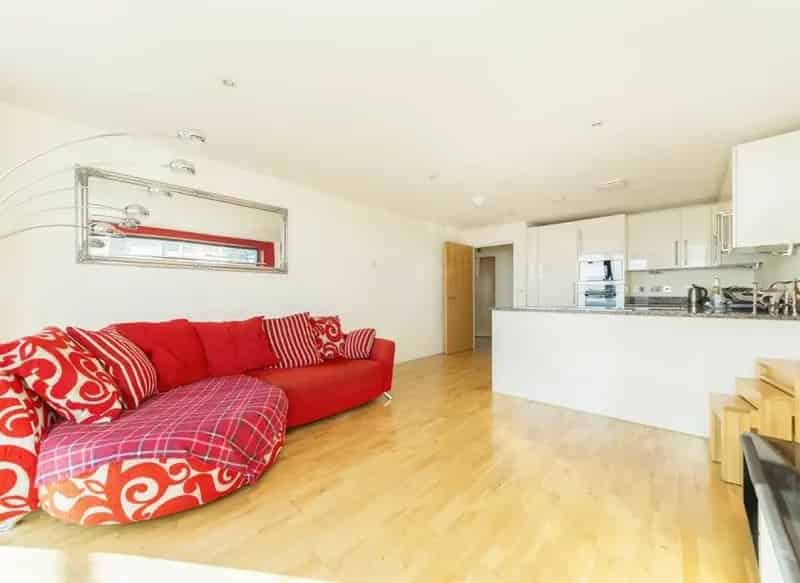 3 Bedroom Apartment near Canary Wharf with Balcony