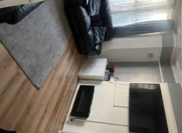 Large 1-Bed Flat Near Train Station and Park