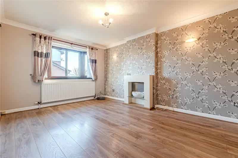 4 Bed Extended Home with South-Facing Garden and Garage