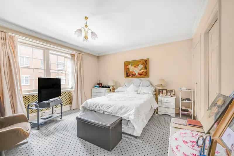 Elegant Four Bedroom House Near Hyde Park