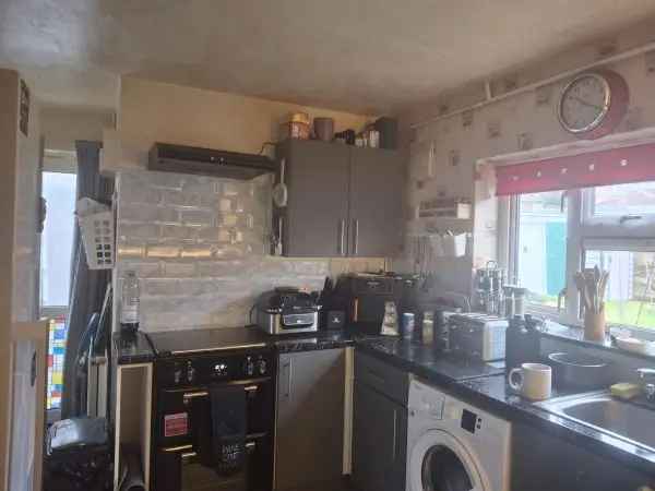 2 Bed Semi Detached House Near Shops Schools Transport Links