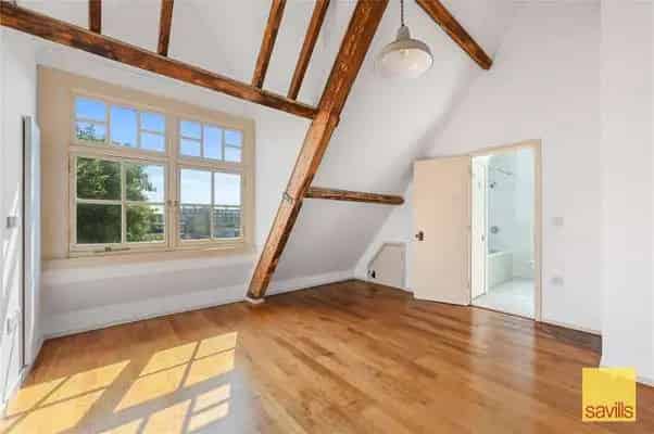 Spacious 2-Bed Apartment in Converted School with Roof Terrace