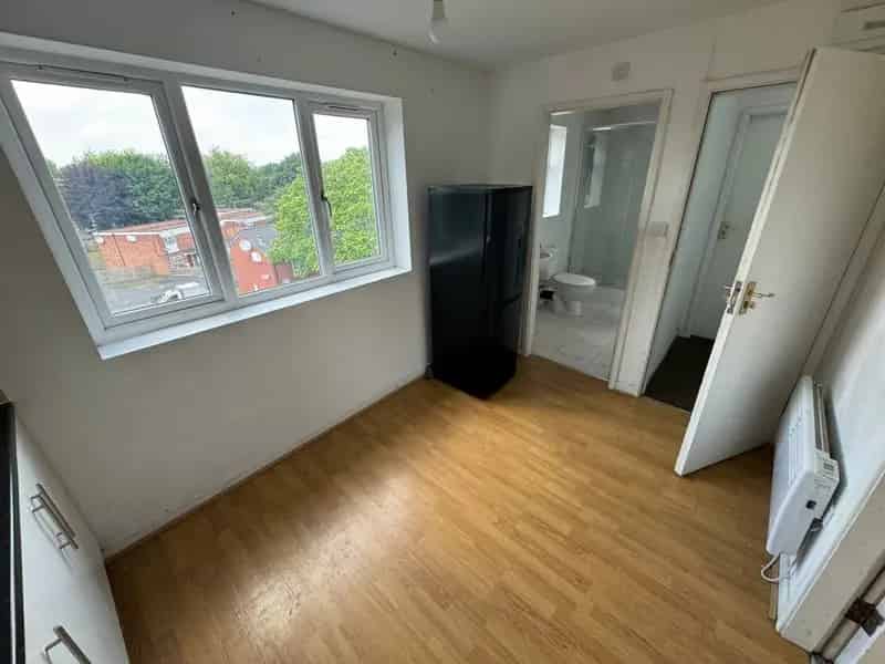 One Bedroom Flat Available Now in Smethwick