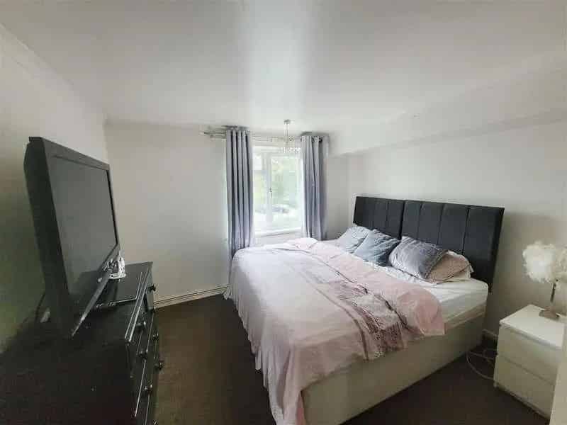 2 Bed Flat for Sale in Falmouth Near Amenities and Beach