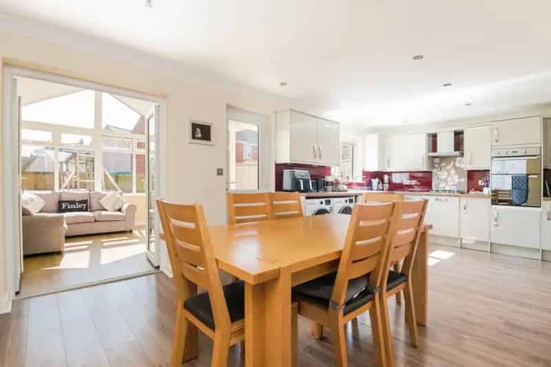 Four Bedroom Detached House with Modern Kitchen and Garden Room