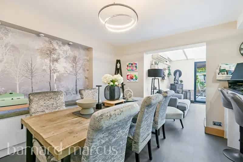 3 4 Bedroom House with Annex Garage and Landscaped Garden