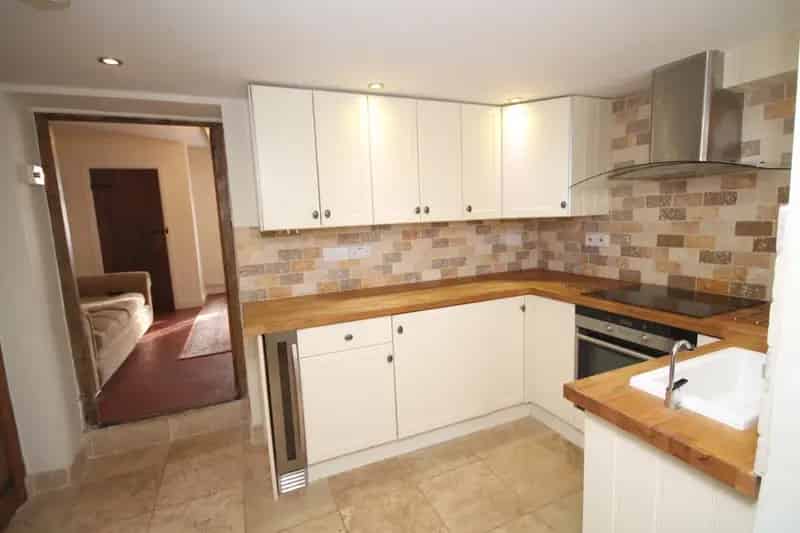 Charming 2-Bed Cottage Warminster