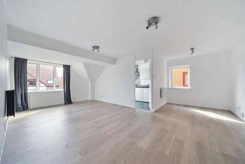 2 Bed Flat for Sale Top Floor Apartment 771 sq ft Parking
