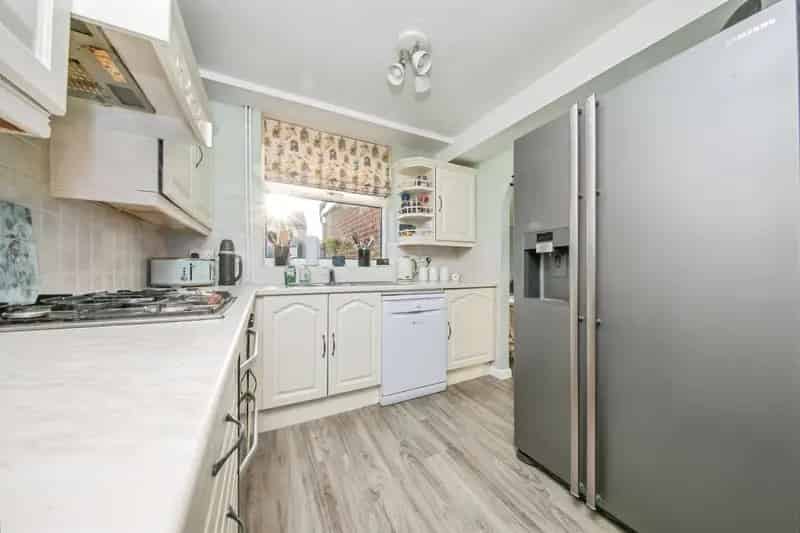 5 Bedroom House with Garage and Driveway