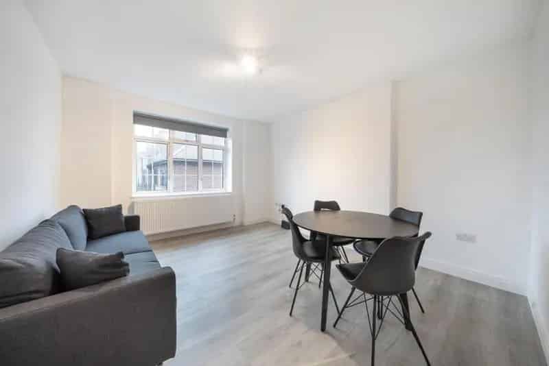 Refurbished 2-Bedroom Flat with Modern Interiors and Excellent Transport Links
