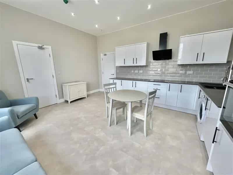 Stunning Modern 2-Bed 2-Bath Flat Near Forest Tram Stop