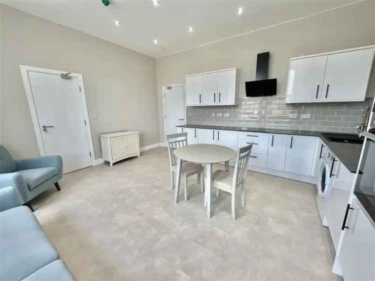 Stunning Modern 2-Bed 2-Bath Flat Near Forest Tram Stop