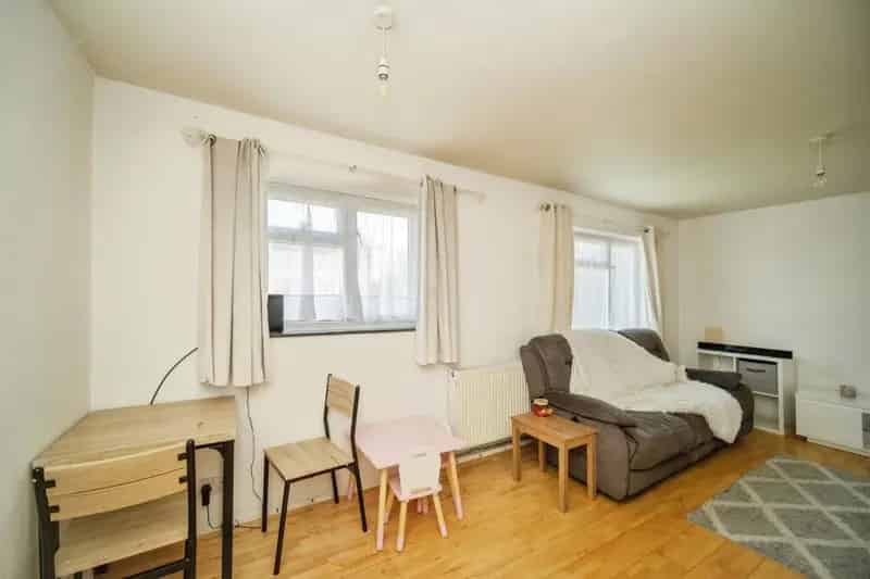 2 Bedroom Flat for Sale No Onward Chain