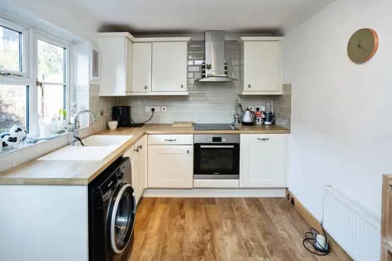 2 Bed Semi-Detached House Near Town Centre