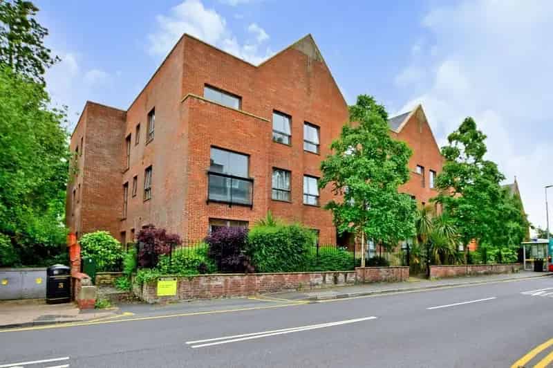 2 Bedroom Flat to Rent Wilmslow Cheshire SK9 Available August