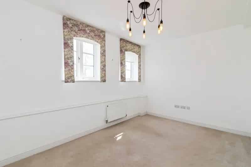 4 Double Bedroom Family Home with Large Garden and Parking