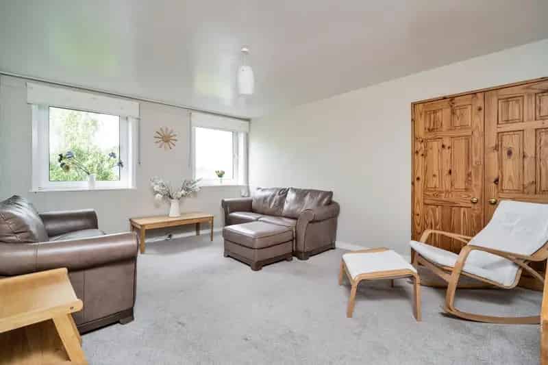 3 bedroom flat for sale