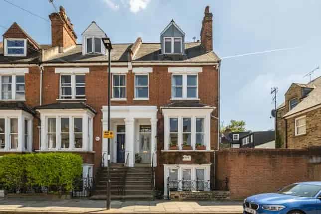 Beautiful 4-Bedroom House for Sale in London