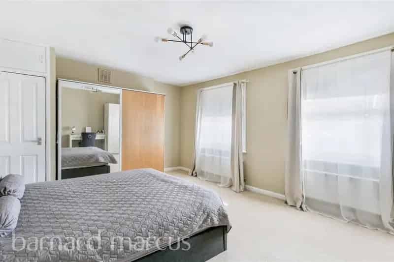 Two Double Bedroom Apartment near Hammersmith Broadway Station