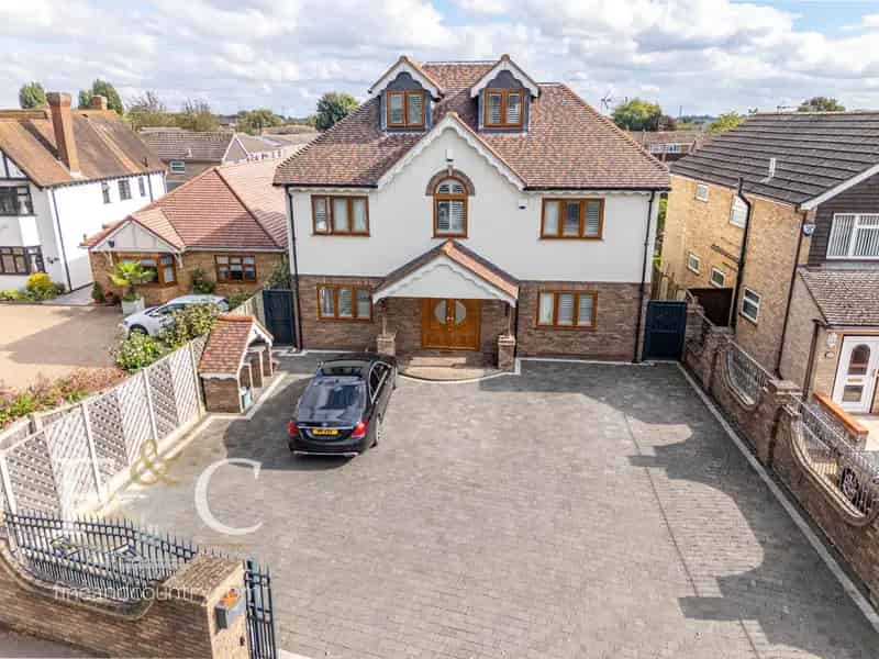 6 Bed Detached House with Annex Hoddesdon