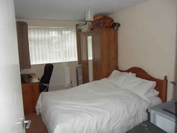 Flat For Rent in Brentwood, England