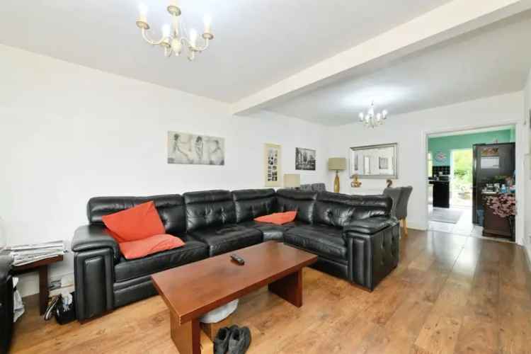 Four Bedroom House with Two Ensuite Bathrooms and Garden