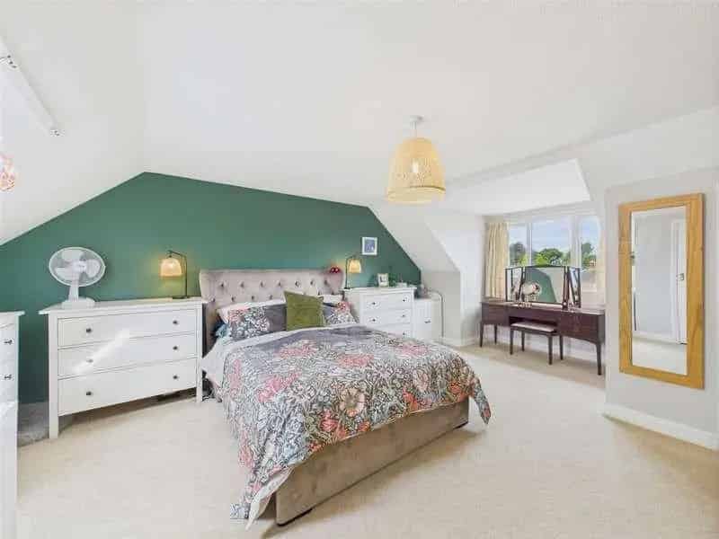 4 Bed Dormer Bungalow For Sale Near Town Centre
